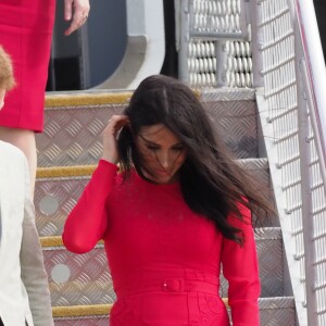 Le prince Harry, duc de Sussex, et Meghan Markle, duchesse de Sussex (enceinte) arrivent à l'aéroport international Fua'amotu aux îles Tonga, le 25 octobre 2018.