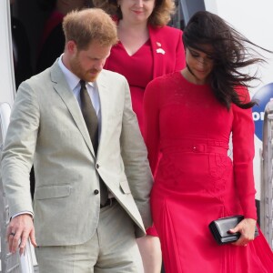 Le prince Harry, duc de Sussex, et Meghan Markle, duchesse de Sussex (enceinte) arrivent à l'aéroport international Fua'amotu aux îles Tonga, le 25 octobre 2018.