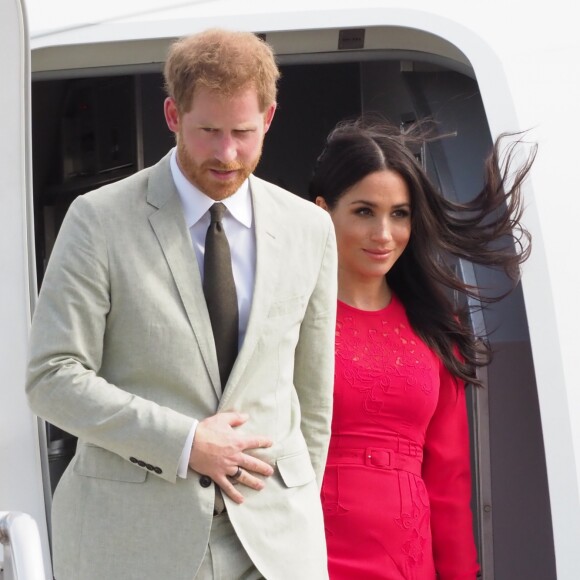 Le prince Harry, duc de Sussex, et Meghan Markle, duchesse de Sussex (enceinte) arrivent à l'aéroport international Fua'amotu aux îles Tonga, le 25 octobre 2018.