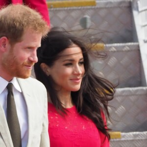 Le prince Harry, duc de Sussex, et Meghan Markle, duchesse de Sussex (enceinte) arrivent à l'aéroport international Fua'amotu aux îles Tonga, le 25 octobre 2018.