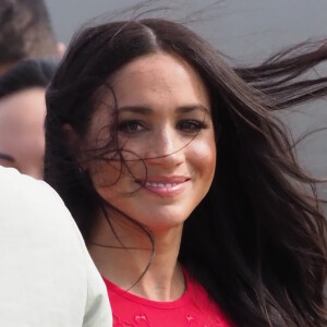 Le prince Harry, duc de Sussex, et Meghan Markle, duchesse de Sussex (enceinte) arrivent à l'aéroport international Fua'amotu aux îles Tonga, le 25 octobre 2018.