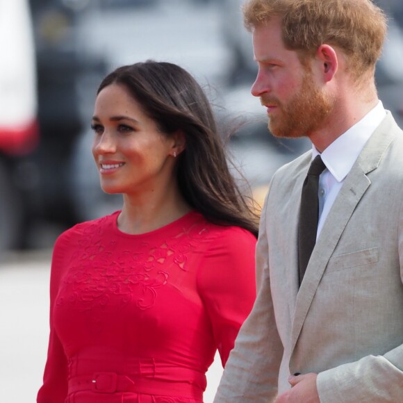 Le prince Harry, duc de Sussex, et Meghan Markle, duchesse de Sussex (enceinte) arrivent à l'aéroport international Fua'amotu aux îles Tonga, le 25 octobre 2018.