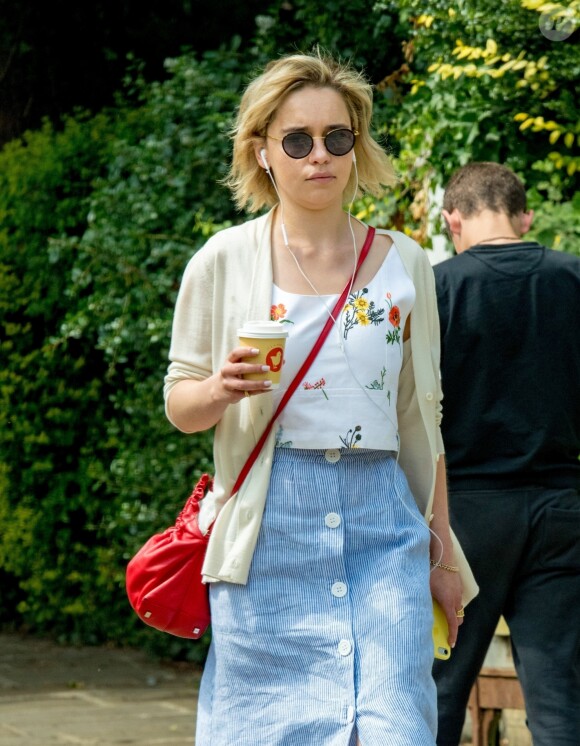 Exclusif - Emilia Clarke a été aperçue en train de boire un café dans les rues de Londres, le 5 juillet 2018.
