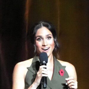 Meghan Markle, duchesse de Sussex, enceinte, fait un discours lors de la cérémonie de clôture des Invictus Games 2018 à Sydney, le 27 octobre 2018.