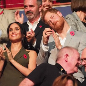 Le prince Harry, duc de Sussex, et Meghan Markle, duchesse de Sussex, enceinte, assistent à la cérémonie de clôture des Invictus Games 2018 à Sydney, le 27 octobre 2018.