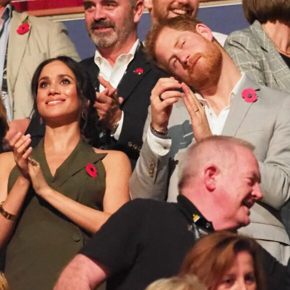 Le prince Harry, duc de Sussex, et Meghan Markle, duchesse de Sussex, enceinte, assistent à la cérémonie de clôture des Invictus Games 2018 à Sydney, le 27 octobre 2018.