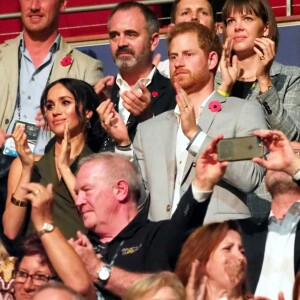 Le prince Harry, duc de Sussex, et Meghan Markle, duchesse de Sussex, enceinte, assistent à la cérémonie de clôture des Invictus Games 2018 à Sydney, le 27 octobre 2018.