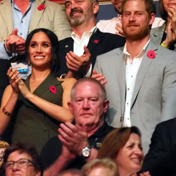 Le prince Harry, duc de Sussex, et Meghan Markle, duchesse de Sussex, enceinte, assistent à la cérémonie de clôture des Invictus Games 2018 à Sydney, le 27 octobre 2018.