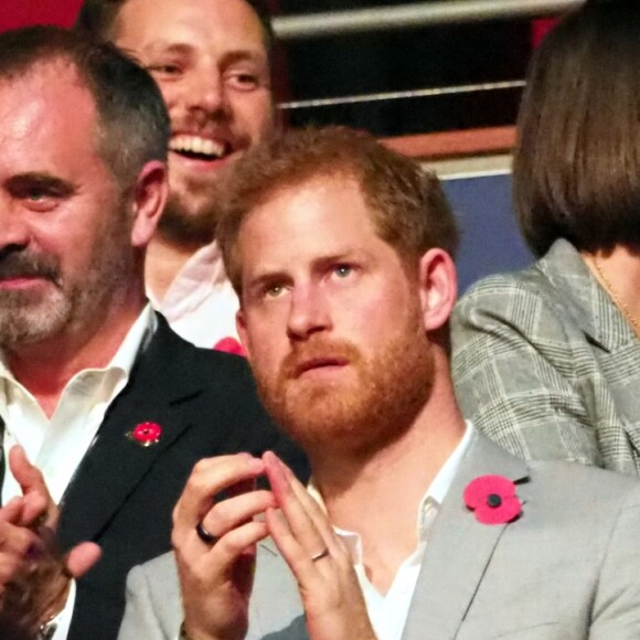 Le prince Harry, duc de Sussex, et Meghan Markle, duchesse de Sussex, enceinte, assistent à la cérémonie de clôture des Invictus Games 2018 à Sydney, le 27 octobre 2018.