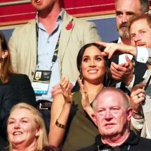 Le prince Harry, duc de Sussex, et Meghan Markle, duchesse de Sussex, enceinte, assistent à la cérémonie de clôture des Invictus Games 2018 à Sydney, le 27 octobre 2018.