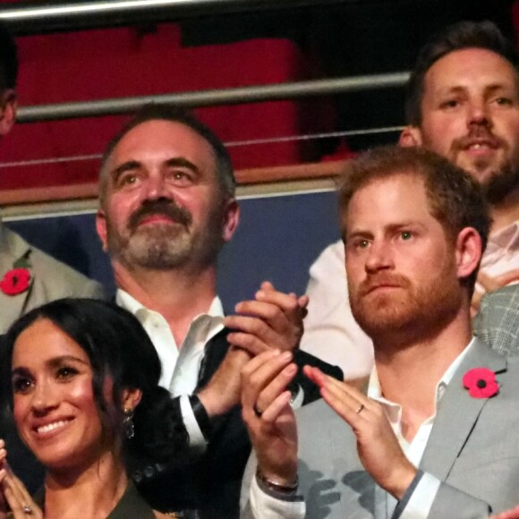 Le prince Harry, duc de Sussex, et Meghan Markle, duchesse de Sussex, enceinte, assistent à la cérémonie de clôture des Invictus Games 2018 à Sydney, le 27 octobre 2018.