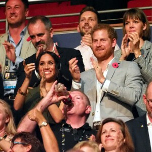 Le prince Harry, duc de Sussex, et Meghan Markle, duchesse de Sussex, enceinte, assistent à la cérémonie de clôture des Invictus Games 2018 à Sydney, le 27 octobre 2018.