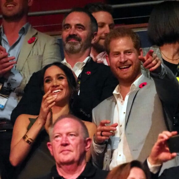 Le prince Harry, duc de Sussex, et Meghan Markle, duchesse de Sussex, enceinte, assistent à la cérémonie de clôture des Invictus Games 2018 à Sydney, le 27 octobre 2018.