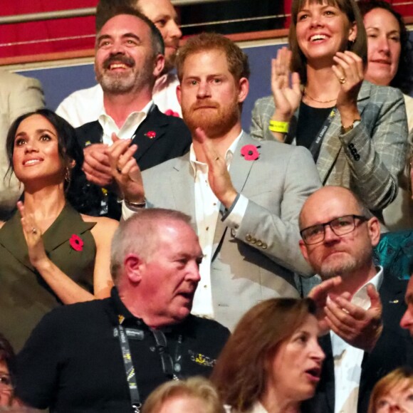Le prince Harry, duc de Sussex, et Meghan Markle, duchesse de Sussex, enceinte, assistent à la cérémonie de clôture des Invictus Games 2018 à Sydney, le 27 octobre 2018.