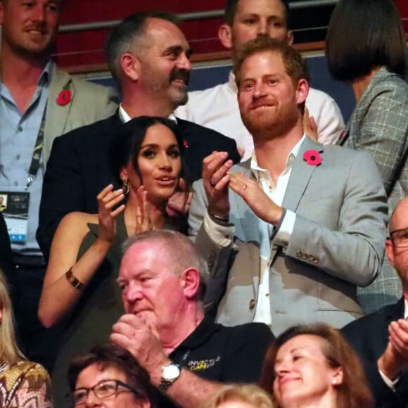 Le prince Harry, duc de Sussex, et Meghan Markle, duchesse de Sussex, enceinte, assistent à la cérémonie de clôture des Invictus Games 2018 à Sydney, le 27 octobre 2018.