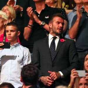 David Beckham et son fils Romeo assistent à la cérémonie de clôture des Invictus Games 2018 à Sydney, le 27 octobre 2018.