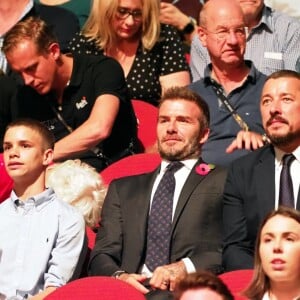 David Beckham et son fils Romeo assistent à la cérémonie de clôture des Invictus Games 2018 à Sydney, le 27 octobre 2018.