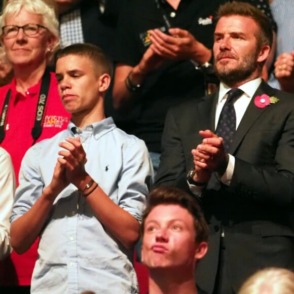 David Beckham et son fils Romeo assistent à la cérémonie de clôture des Invictus Games 2018 à Sydney, le 27 octobre 2018.