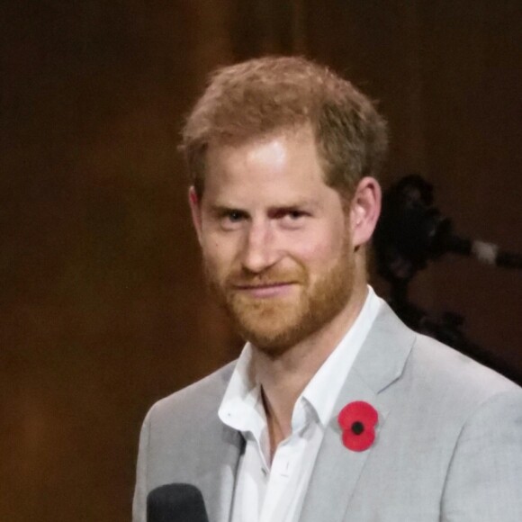 Le prince Harry fait un discours lors de la cérémonie de clôture des Invictus Games 2018 à Sydney, Australie le 27 octobre 2018.