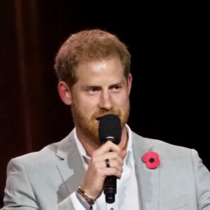 Le prince Harry fait un discours lors de la cérémonie de clôture des Invictus Games 2018 à Sydney, Australie le 27 octobre 2018.