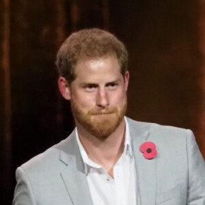 Le prince Harry fait un discours lors de la cérémonie de clôture des Invictus Games 2018 à Sydney, Australie le 27 octobre 2018.