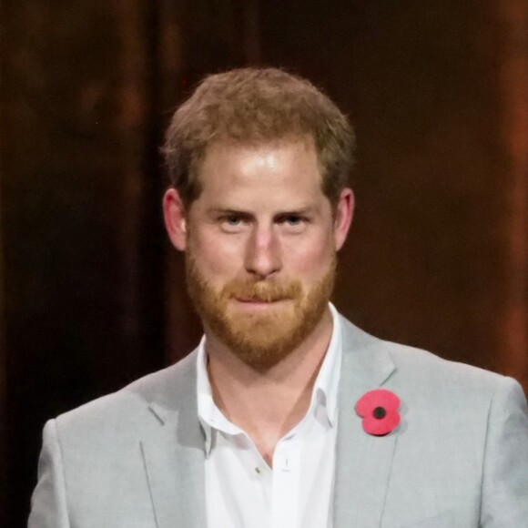 Le prince Harry fait un discours lors de la cérémonie de clôture des Invictus Games 2018 à Sydney, Australie le 27 octobre 2018.