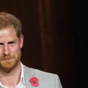 Le prince Harry fait un discours lors de la cérémonie de clôture des Invictus Games 2018 à Sydney, Australie le 27 octobre 2018.