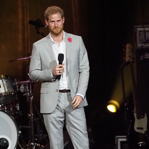 Le prince Harry fait un discours lors de la cérémonie de clôture des Invictus Games 2018 à Sydney, Australie le 27 octobre 2018.