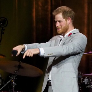 Le prince Harry fait un discours lors de la cérémonie de clôture des Invictus Games 2018 à Sydney, Australie le 27 octobre 2018.