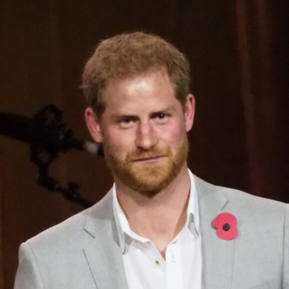 Le prince Harry fait un discours lors de la cérémonie de clôture des Invictus Games 2018 à Sydney, Australie le 27 octobre 2018.