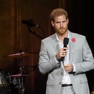 Le prince Harry fait un discours lors de la cérémonie de clôture des Invictus Games 2018 à Sydney, Australie le 27 octobre 2018.