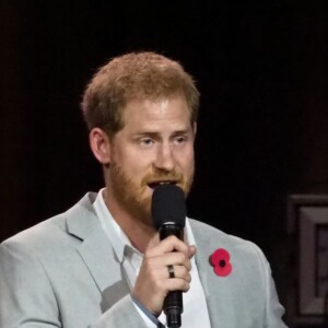 Le prince Harry fait un discours lors de la cérémonie de clôture des Invictus Games 2018 à Sydney, Australie le 27 octobre 2018.