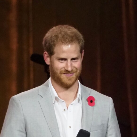 Le prince Harry fait un discours lors de la cérémonie de clôture des Invictus Games 2018 à Sydney, Australie le 27 octobre 2018.