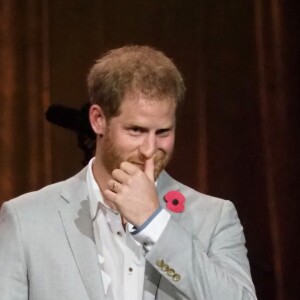 Le prince Harry fait un discours lors de la cérémonie de clôture des Invictus Games 2018 à Sydney, Australie le 27 octobre 2018.