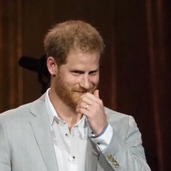 Le prince Harry fait un discours lors de la cérémonie de clôture des Invictus Games 2018 à Sydney, Australie le 27 octobre 2018.