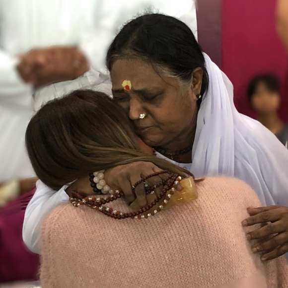 Sonia Rolland rencontre la guide spirituelle Amma à Châlons-en-Champagne. Octobre 2018.