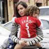 Rebecca, épouse de Rio Ferdinand, en mai 2010 avec leur fille, arrivant pour un match de Manchester United. Rebecca est décédée en 2015 à 34 ans des suites d'un cancer du sein.