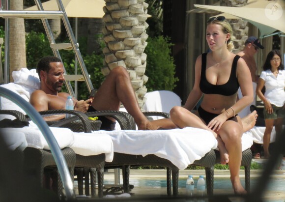 Rio Ferdinand et Kate Wright en vacances à Dubaï, le 21 octobre 2017.