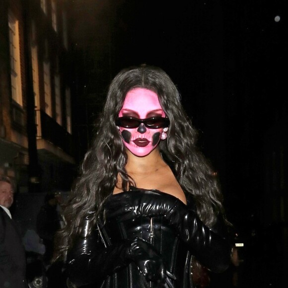 Rihanna arrive au club Laylow pour fêter Halloween. Londres, le 31 octobre 2018.