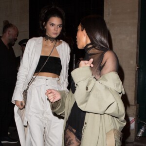 Kim Kardashian et Kendall Jenner sortant de la fête d'anniversaire de Mario Dedivanovic, maquilleur de Kim Kardashian au restaurant Kinu à Paris, le 1er octobre 2016.
