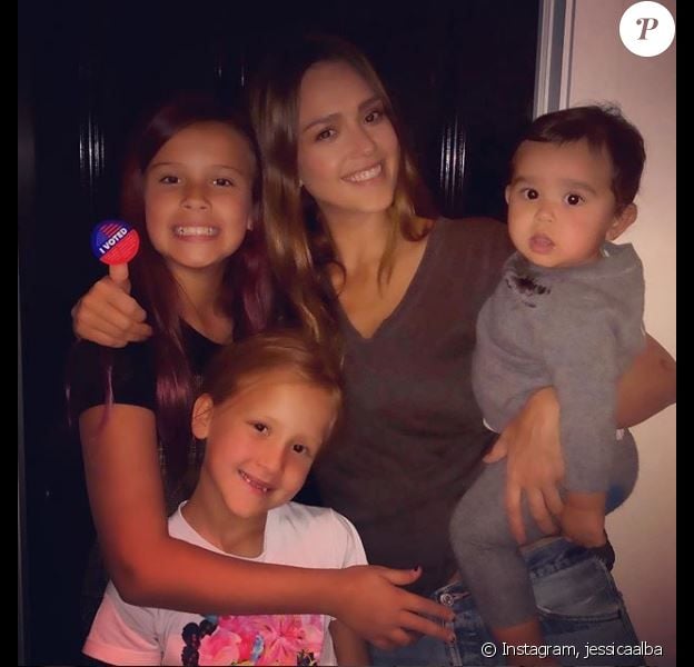 Jessica Alba pose avec ses enfants : Honor (10 ans), Haven (7 ans) et du petit dernier Hayes (10 mois) sur Instagram, le 4 novembre 2018