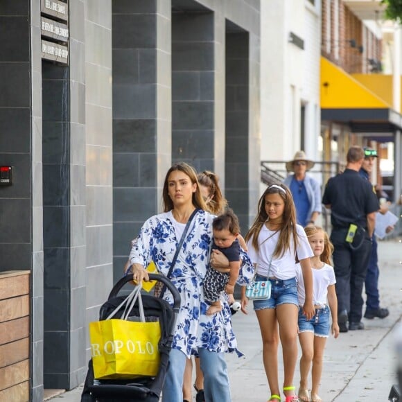 Exclusif - Jessica Alba fait du shopping avec ses 3 enfants Honor, Haven et Hayes Alba Warren à Beverly Hills. Le 10 août 2018