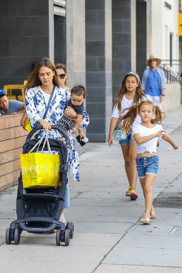 Exclusif - Jessica Alba fait du shopping avec ses 3 enfants Honor, Haven et Hayes Alba Warren à Beverly Hills. Le 10 août 2018