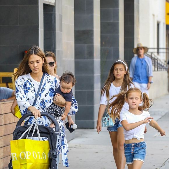 Exclusif - Jessica Alba fait du shopping avec ses 3 enfants Honor, Haven et Hayes Alba Warren à Beverly Hills. Le 10 août 2018