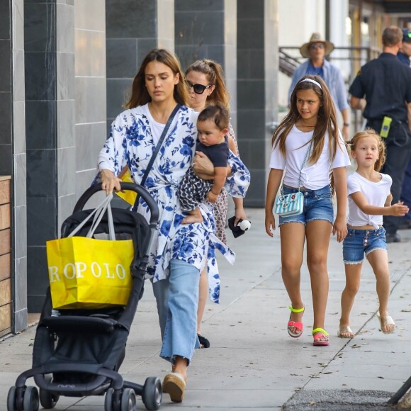 Exclusif - Jessica Alba fait du shopping avec ses 3 enfants Honor, Haven et Hayes Alba Warren à Beverly Hills. Le 10 août 2018