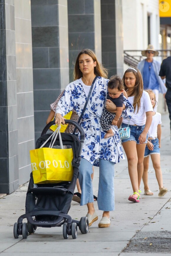 Exclusif - Jessica Alba fait du shopping avec ses 3 enfants Honor, Haven et Hayes Alba Warren à Beverly Hills. Le 10 août 2018