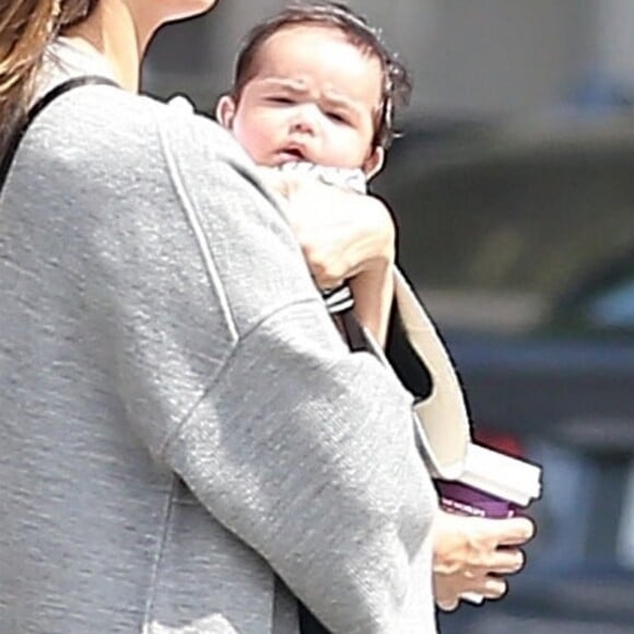 Exclusif - Jessica Alba fait du shopping avec son fils Hayes à Los Angeles, le 24 avril 2018.