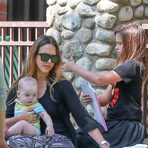 Jessica Alba enceinte et son mari Cash Warren passent la journée au parc de Coldwater avec leurs enfants Honor et Haven à Beverly Hills, le 1er octobre 2017