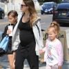 Jessica Alba, enceinte se promène avec ses enfants Haven et Honor à West Hollywood le 30 septembre 2017.
