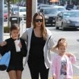 Jessica Alba, enceinte se promène avec ses enfants Haven et Honor à West Hollywood le 30 septembre 2017.